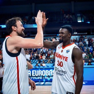 还是欠缺一些经验和技巧！76人内线新星还有不小的提升空间？